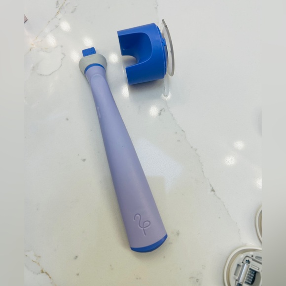 🦩 9 unopened flamingo razor refills, handle, and shower suction attachment - Picture 3 of 3